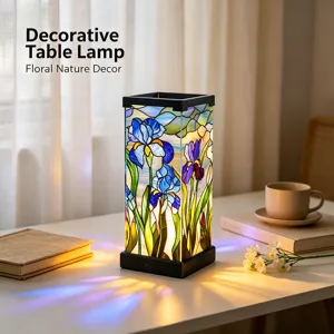 Lampada da tavolo decorativa in vetro colorato con motivo floreale, ideale come luce da comodino.