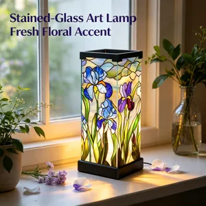 Dettaglio della lampada da tavolo in vetro colorato con un magnifico design floreale.