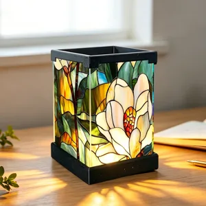 Nahaufnahme der Acryl-LED-Nachtlampe im Buntglas-Stil mit exquisiten Blumen-Details.