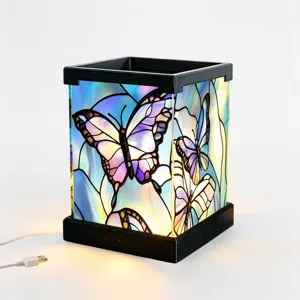 Buntglas-Stil Schmetterling Acryl Nachtlicht Detailansicht mit schwarzem Rahmen und USB-Kabel.
