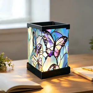 Bunte Schmetterlings-LED-Nachtlampe im Buntglas-Stil mit warmer Beleuchtung für Schlafzimmer.