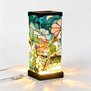 Vista dettagliata luce notturna colibrì in vetro colorato, motivo floreale, lampada USB.