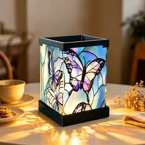 Detailansicht der Buntglas Schmetterling LED Nachttischleuchte auf gemütlichem Tisch, Acryl.