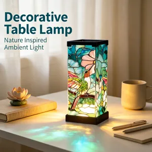 Lampada da tavolo decorativa in stile vetreria con colibrì per illuminazione accogliente.