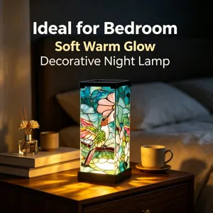 Lampada da notte decorativa in vetro colorato con motivo colibrì, ideale per comodino da camera.