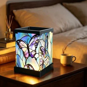 Detailansicht der Acryl Buntglas Schmetterling Nachtlampe für gemütliche Schlafzimmerbeleuchtung.