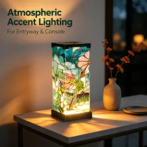 Dettaglio lampada colibrì in vetro, luce d'atmosfera accogliente per tavolino da ingresso.