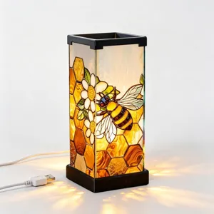 Lampada da notte a ape favo in vetro colorato, vista dettaglio abat-jour da letto con cavo USB.