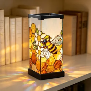 Vista dettagliata della bellissima lampada notturna ape in vetro con vari motivi.