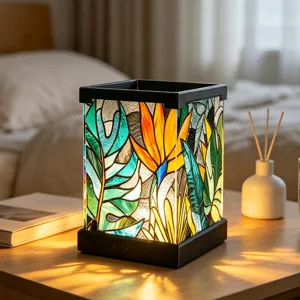 Detailaufnahme einer quadratischen LED-Nachtleuchte im Buntglas-Stil mit tropischem Blattmuster.