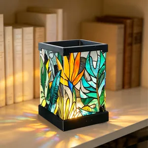 Detail der quadratischen Buntglas-Nachtlampe mit tropischen Blattmustern und warmer LED-Beleuchtung.
