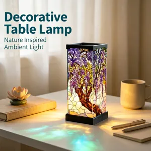 Lampada da tavolo decorativa in vetro colorato con design di glicine per un'atmosfera accogliente.