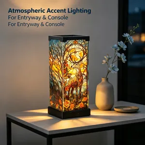 Dettaglio della lampada notturna in vetro colorato con cervo per una calda illuminazione d'accento.