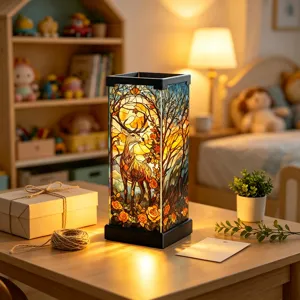 Luce notturna in vetro colorato con cervo e fiori, lampada da comodino calda atmosfera da camera.