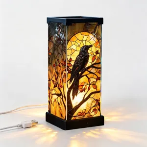 Vista dettagliata della lampada notturna in vetro colorato con corvo e luna, alimentazione USB.