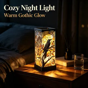 Luce notturna in vetrata artistica con design a corvo e ramo per decorazione da letto.