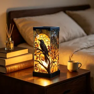 Luce notturna in vetrata con motivo corvo su ramo, lampada decorativa da comodino per camera.