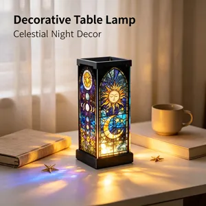 Lampada da tavolo decorativa in vetrata con motivi di sole e luna per accogliente decorazione notte.