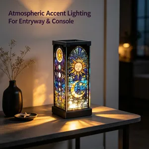 Dettaglio lampada da tavolo celeste in vetrofusione, design sole e luna per arredo