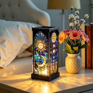 Luce notturna in vetro colorato con design di sole e luna celesti per la camera da letto.