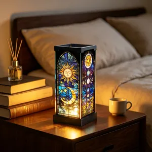 Luce notturna in vetrate colorate con sole e luna per arredamento comodino camera.