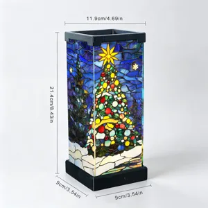 Vista dettagliata della luce notturna con albero di Natale in vetrata, lampada.
