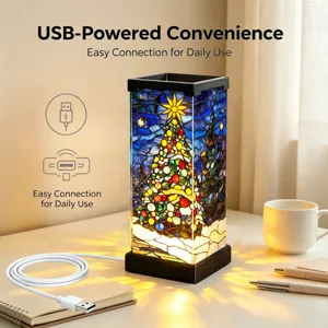 Lampada da notte albero di Natale in vetro colorato dettaglio, USB alimentata da comodino.