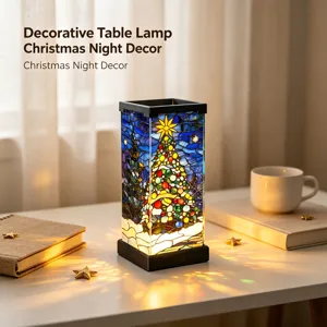 Vista dettagliata della lampada da tavolo albero di Natale in vetro colorato sulla scrivania.