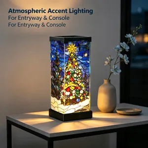 Lampada da tavolo decorativa in vetro colorato con design di abete per illuminazione accogliente.