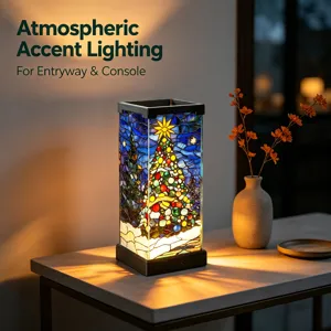 Vista dettagliata della lampada notturna ad albero di Natale in vetro colorato caldo.
