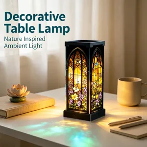 Lampada da tavolo decorativa in vetro colorato in stile gotico con design floreale.