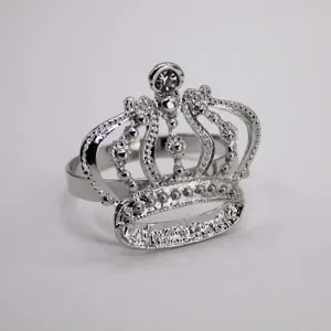 Dettaglio portatovagliolo corona metallo argento, decorazione tavola matrimonio 86