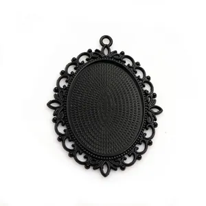Gros plan détaillé du plateau pendentif oval noir, idéal pour les bijoux DIY faits main.