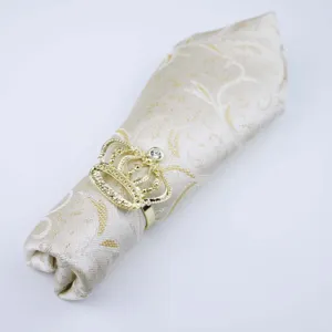 Dettaglio portatovagliolo corona oro, elegante fermatovagliolo con strass per decorazione tavola.