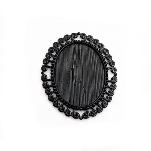 Détail de plateau de pendentif ovale noir, bélière filigrane vintage pour bijoux DIY.
