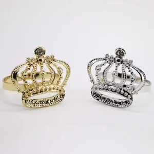 Eleganti portatovaglioli a corona con strass in oro e argento, perfetta decorazione.