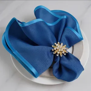 Elegante blaue Serviette mit Perlen Strass Ring für Hotel Tischdekoration Luxus.