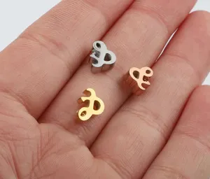 Dettaglio ciondolo lettera in acciaio titanio, piccolo foro accessorio DIY vari colori.