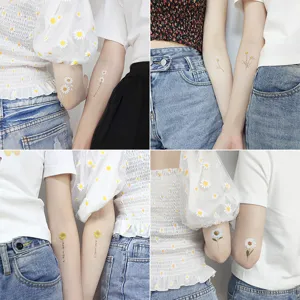 Waterdichte bloemige tijdelijke tattoo-stickers met kleine margrietjes en fijn armtekstontwerp.