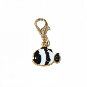 Pendentif petit poisson en émail alliage avec fermoir mousqueton accessoire DIY détail