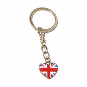 Gros plan d'un pendentif cœur en alliage drapeau Union Jack avec anneau porte-clés de 25 mm.