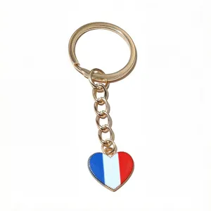 Porte-clés en métal doré avec pendentif en émail en forme de cœur du drapeau français détail.