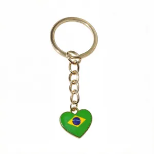 Vue de détail rapprochée d'un porte-clés en métal doré avec pendentif drapeau cœur.