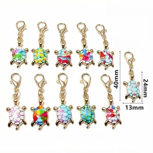 Ciondolo tartaruga in lega con gancio a moschettoro accessorio gioielli DIY dettaglio.