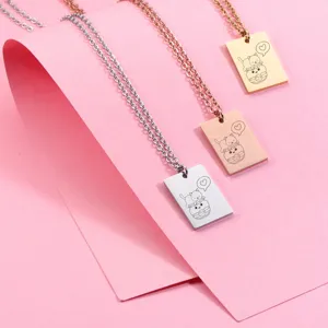 Vue détaillée du collier pendentif rectangulaire en acier inoxydable avec motif de chat.