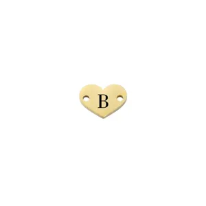 Ciondolo cuore in acciaio inossidabile dorato con lettera B, doppio foro dettaglio.
