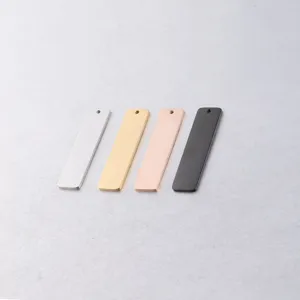 Ciondoli rettangolari in acciaio inossidabile per gioielli DIY in quattro colori.