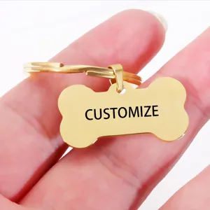 Gepersonaliseerde gouden roestvrijstalen hondenbeen huisdier hanger halsketting detailopname.