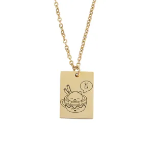 Collier en acier inoxydable doré avec pendentif chat gravé sur une plaque rectangulaire.