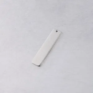 Dettaglio pendente rettangolare in acciaio inossidabile, ideale per creazione gioielli laser DIY.